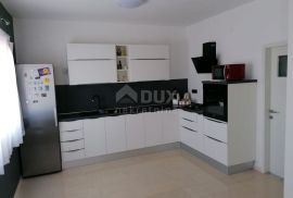 ISTRA, PULA - Velika obiteljska kuća s 2 apartmana, konobom i garažom, Medulin, Haus