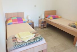 ISTRA, PULA - Velika obiteljska kuća s 2 apartmana, konobom i garažom, Medulin, Haus