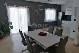 ISTRA, PULA - Velika obiteljska kuća s 2 apartmana, konobom i garažom, Medulin, Haus