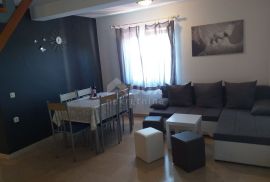 ISTRA, PULA - Velika obiteljska kuća s 2 apartmana, konobom i garažom, Medulin, Haus