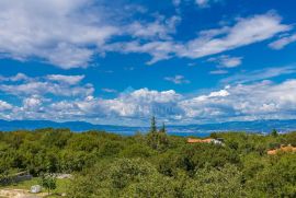 OTOK KRK - mirna lokacija - kuća s 5 stanova, bazenom, prekrasnom okućnicom i pogledom na more, Dobrinj, Famiglia