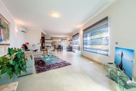 OPATIJA - BREGI - kuća / villa 200m2 sa pogledom na more + uređen okoliš 250m2, Matulji, Famiglia