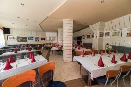 CRIKVENICA - TRIBALJ - restoran +  3 kuće (26 soba)  + 4 stana + 4130m2 okoliš, Crikvenica, Propriedade comercial