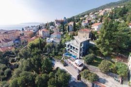 OPATIJA vila u samom centru sa tri potpuno odvojene stambene jedinice, bazenom i sunčalištem, Opatija, Ev