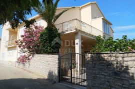 BRAČ, SUPETAR- villa površine od 386 m2 + dvorište od 336 m2, Supetar, Дом