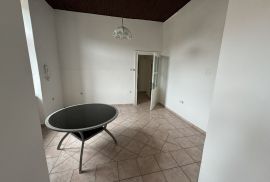 Komforan stan +poslovni prostor na 300 m od Arene, Pula, Istra, Pula, Appartement