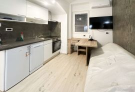 OPATIJA, CENTAR-Stan podijeljen u dva apartmana u vili, za investiciju, Opatija, Stan