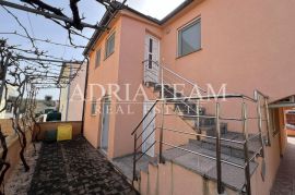 APARTMANSKA KUĆA S 2 STAMBENE JEDINICE, 400 M OD MORA, VIR - PREDIO KOZJAK, Vir, Casa