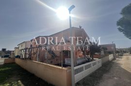 APARTMANSKA KUĆA S 2 STAMBENE JEDINICE, 400 M OD MORA, VIR - PREDIO KOZJAK, Vir, Casa