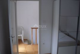 Otok Krk, Baška (okolica) - Renovirana kuća sa dva apartmana, Baška, Ev