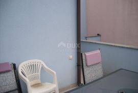 Otok Krk, Baška (okolica) - Renovirana kuća sa dva apartmana, Baška, Ev