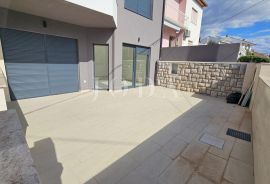 Crikvenica novogradnja prizemlje sa terasom, Crikvenica, Apartamento