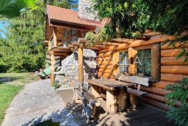 Samobor, prekrasna obiteljska vikendica NKP 152 m2 na zemljištu 1.565 m2, Kuća