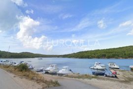 Šibenik, Jadrtovac, građevinska parcela u drugom redu od mora, površine 730 m2, Šibenik - Okolica, أرض