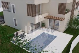 Vodice dvojna kuća P+1 150m2 + bazen i okućnica, Vodice, بيت