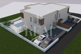 Vodice dvojna kuća P+1 150m2 + bazen i okućnica, Vodice, بيت