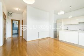 Šestinski vrh, luksuzan četverosoban stan s terasom i parkingom 122 m2, Zagreb, Appartment