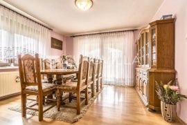 Jakuševec, obiteljska kuća NKP 350 m2 na zemljištu 1.354 m2, Zagreb, Casa