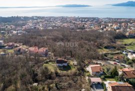 RIJEKA, KASTAV - građevinsko zemljište 2.451 m2 + 1.930 m2 s pogledom na more za stambenu zgradu - stanove / apartmane / obiteljsku kuću / villu! PRILIKA!!!, Kastav, Tierra