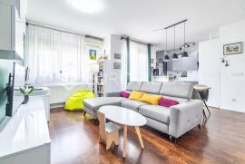 Zagreb, Samoborska cesta, adaptiran trosoban stan 66 m2 + VPM, Zagreb, Appartamento