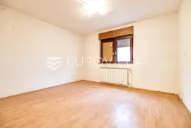 Zagreb, Gornja Dubrava, prostrana kuća 330 m2 sa 3 stana, garaža, Zagreb, Casa