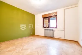 Zagreb, Gornja Dubrava, prostrana kuća 330 m2 sa 3 stana, garaža, Zagreb, Haus