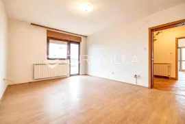 Zagreb, Gornja Dubrava, prostrana kuća 330 m2 sa 3 stana, garaža, Zagreb, Haus