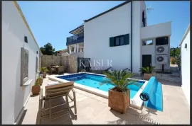 Zadar,Novigrad - Vila s grijanim bazenom i dva apartmana uz more, Novigrad, Σπίτι