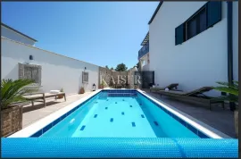 Zadar,Novigrad - Vila s grijanim bazenom i dva apartmana uz more, Novigrad, Σπίτι