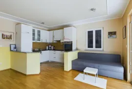 Opatija, Lovran -apartmanska kuća 450m2 sa 4 stana, Opatija - Okolica, Kuća