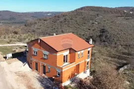 Istra, Buje okolica, kuća u izgradnji s bazenom, Buje, Maison