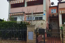 Pula-Štinjan Apartmanska kuća s pogledom na more, Pula, Maison