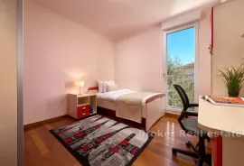 Predivan trosobni apartman s pogledom na more, Split, Wohnung