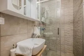 Krk - Pinezići, Krk, kamena kuća 150 m2 s bazenom i jacuzzijem, Krk, Ev