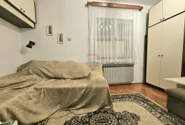 Zagreb, Donje Prekrižje samostojeća kuća s velikom okućnicom, Zagreb, Casa