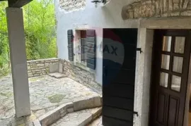 Istra,Kaštel-Buje,šarmantna kamena kuća u velikoj zelenoj oazi, Buje, Дом