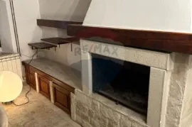 Istra,Kaštel-Buje,šarmantna kamena kuća u velikoj zelenoj oazi, Buje, Дом