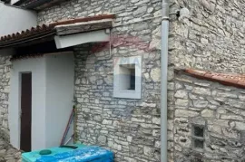 Istra,Kaštel-Buje,šarmantna kamena kuća u velikoj zelenoj oazi, Buje, Дом