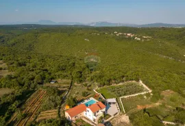 Istra, Kunj - Villa s bazenom i okućnicom od 2208 m2, Raša, Σπίτι