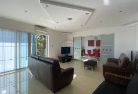 Rijeka, Rešetari, villa, 400 m2, 3 stana, Rijeka, Famiglia