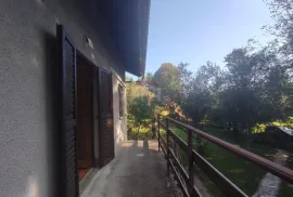 Lika,Brinje, kuća na parceli od 1230 m2, Brinje, Casa