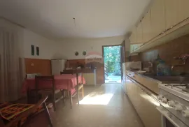 Lika,Brinje, kuća na parceli od 1230 m2, Brinje, Casa