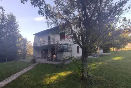 Lika,Brinje, kuća na parceli od 1230 m2, Brinje, Casa