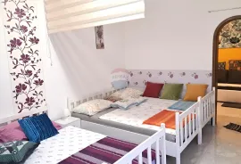 Crikvenica,Selce, Kuća s 3 apartmana i pogledom na more, Crikvenica, Ev