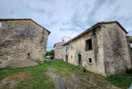 Istra, Buzet, Ročko polje - dvije samostojeće kamene kuće, Buzet, Ev