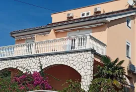 Dramalj, Crikvenica, prekrasna višestambena kuća na odličnoj lokaciji, Crikvenica, House