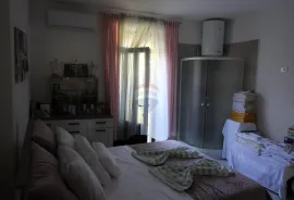 Apartmanska kuća u blizini Novigrada, Novigrad, بيت