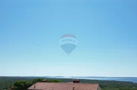 Istra, Fažana okolica 6km, parcela blizu mora sa građevinskom dozvolom i otvorenim pogledom na more, Vodnjan, Γη