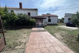 Istra, Kavran, kamena kuća vezana jednom stranom, Marčana, House