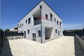 Novigrad, moderna kuća sa krovnom terasom 500 metara od mora, Novigrad, Дом